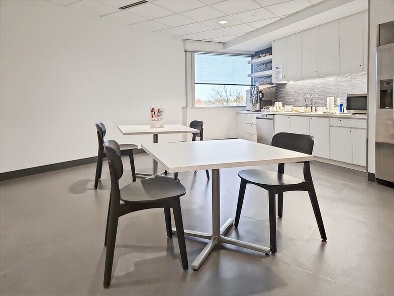 More Photos Of 1415 W 22nd St, Oak Brook Coworking Space