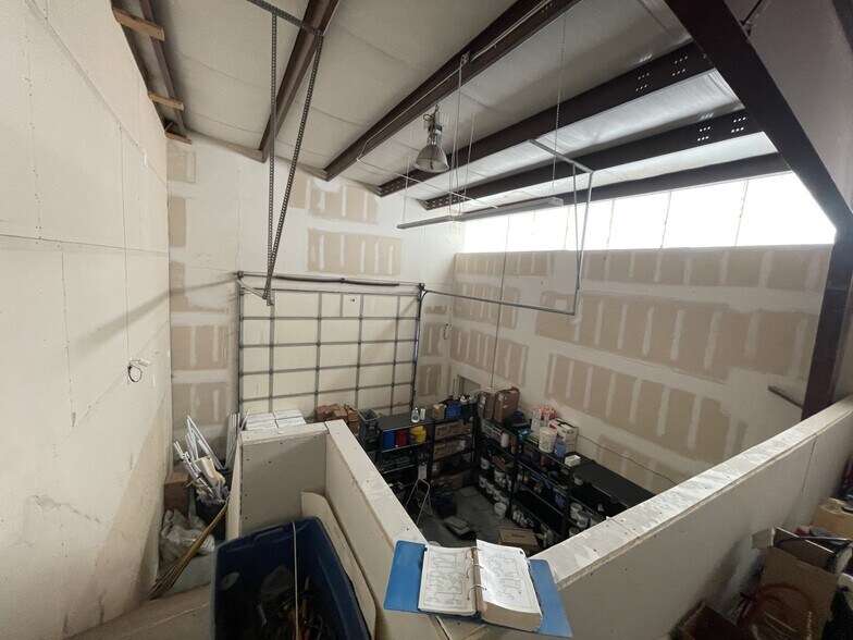 More Photos Of 111 N Geneva Rd, Vineyard Industrial For Lease