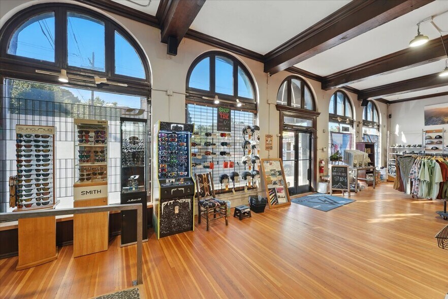 More Photos Of 2975 NE Sandy Blvd, Portland Storefront For Sale