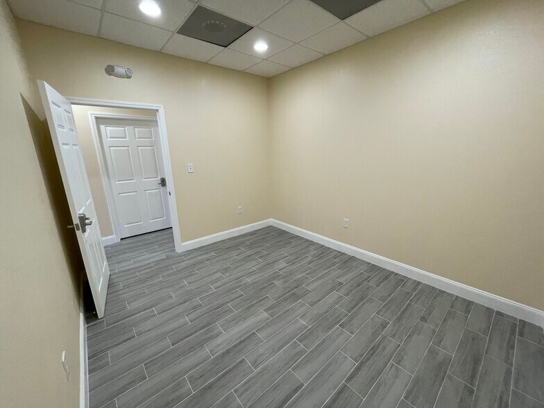 More Photos Of 14100 US Highway 19 N, Clearwater Storefront For Lease