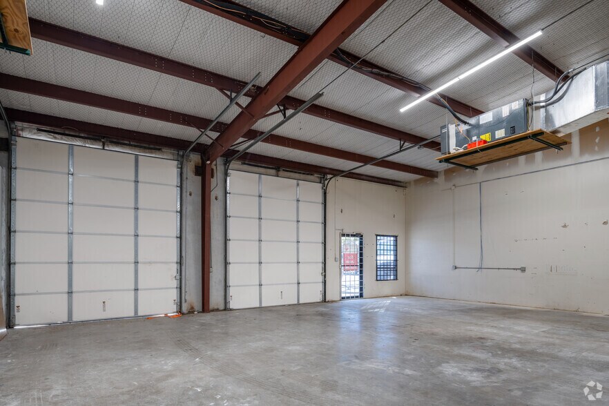 More Photos Of 501 W Powell Ln, Austin Unknown For Lease