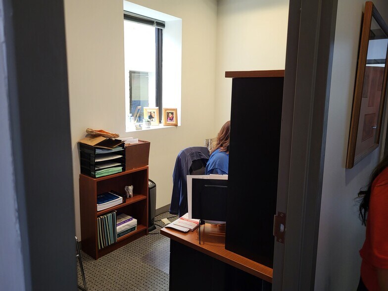 More Photos Of 2147 N Western Ave, Chicago Office For Lease
