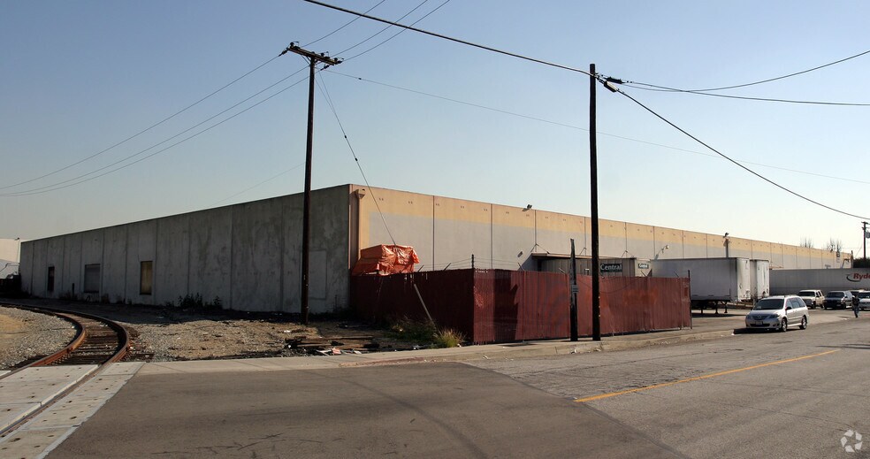More Photos Of 6817-6833 E Acco St, Commerce Distribution For Lease