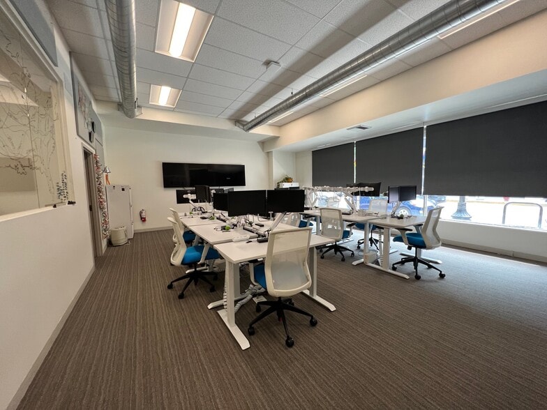 More Photos Of 3131-3143 N Lincoln Ave, Chicago Office For Lease