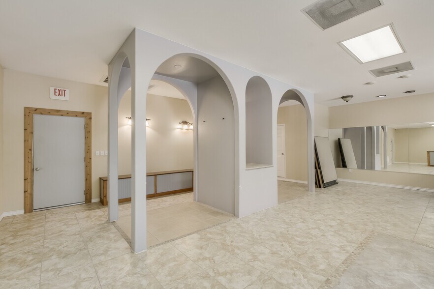 More Photos Of 3500 Lohmans Ford Rd, Lago Vista Warehouse For Sale