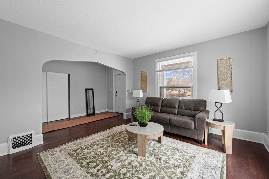 More Photos Of 211 E Dover Ct, Davenport Apartments For Sale