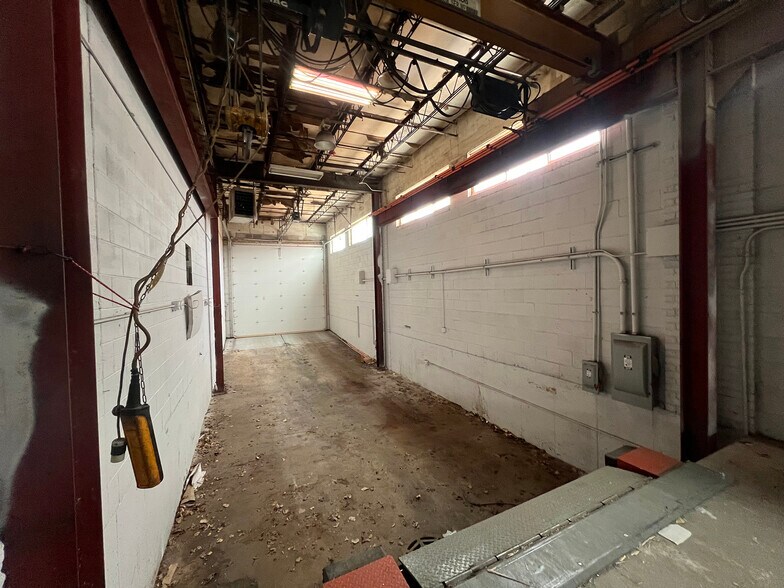 More Photos Of 119 Bond St, Elk Grove Village Warehouse For Lease