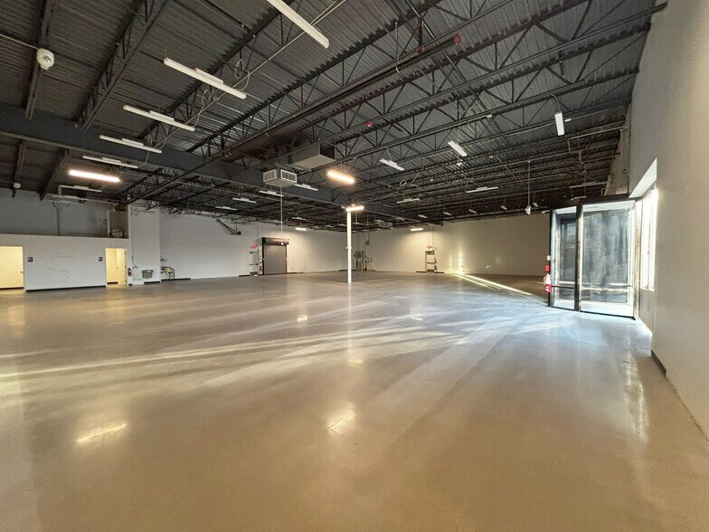 More Photos Of 1386 Butterfield Rd, Aurora Freestanding For Lease