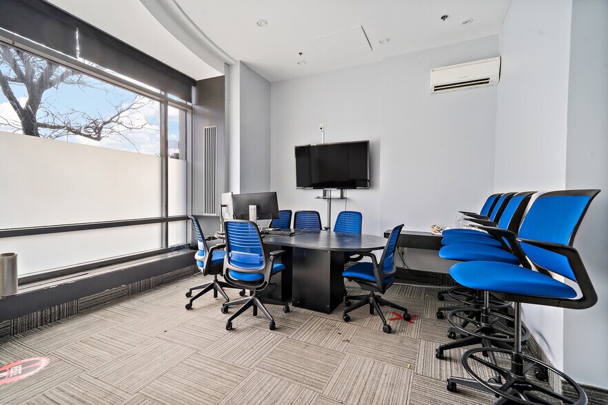 More Photos Of 5275-5285 Ch Queen-Mary, Montréal Office For Sale