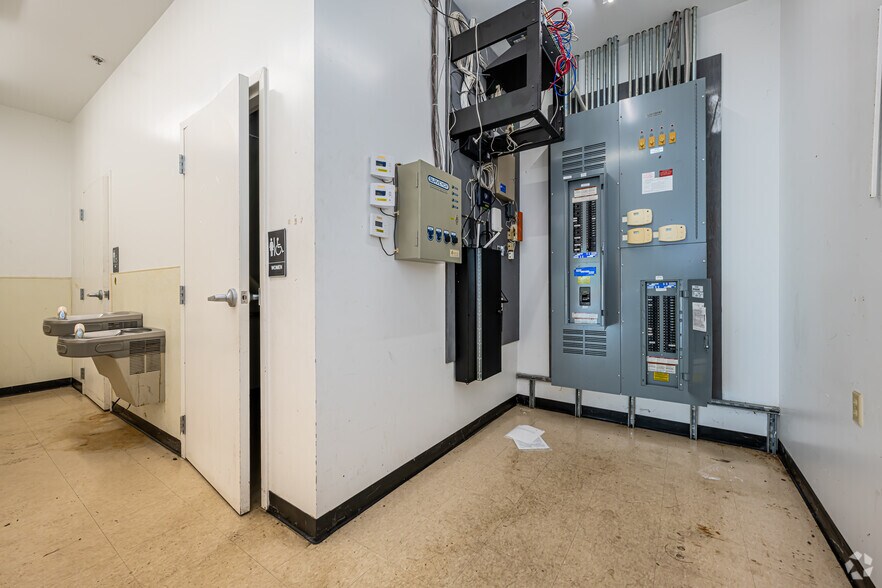 More Photos Of 1420 Hospital Rd, New Roads Storefront For Lease