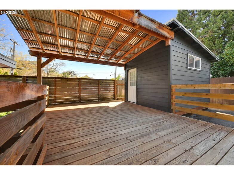 More Photos Of 1413 Charnelton St, Eugene Office For Sale