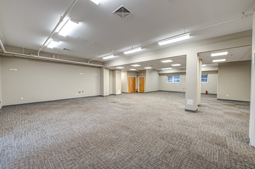More Photos Of 41 Green St, Huntington Medical For Lease
