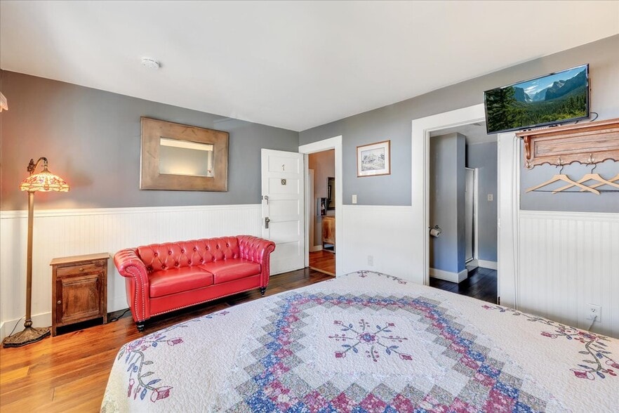 More Photos Of 18736 Main St, Groveland Hotel For Sale