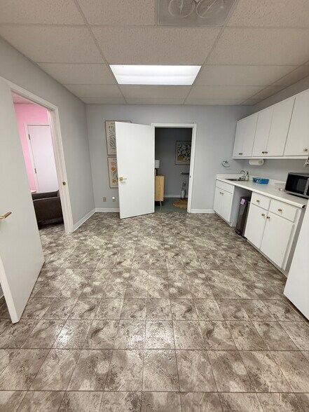 More Photos Of 812 W Wade Hampton Blvd, Greer Office Residential For Lease