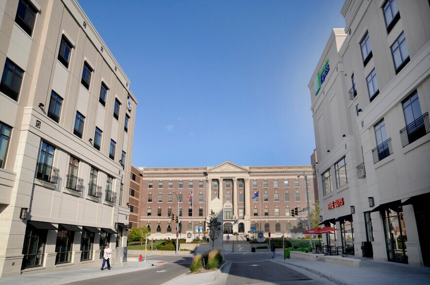 More Photos Of 3900-3928 Rainbow Blvd, Kansas City Medical For Lease