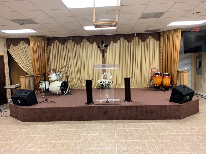 More Photos Of 4050 Westgate Ave, West Palm Beach Showroom For Lease