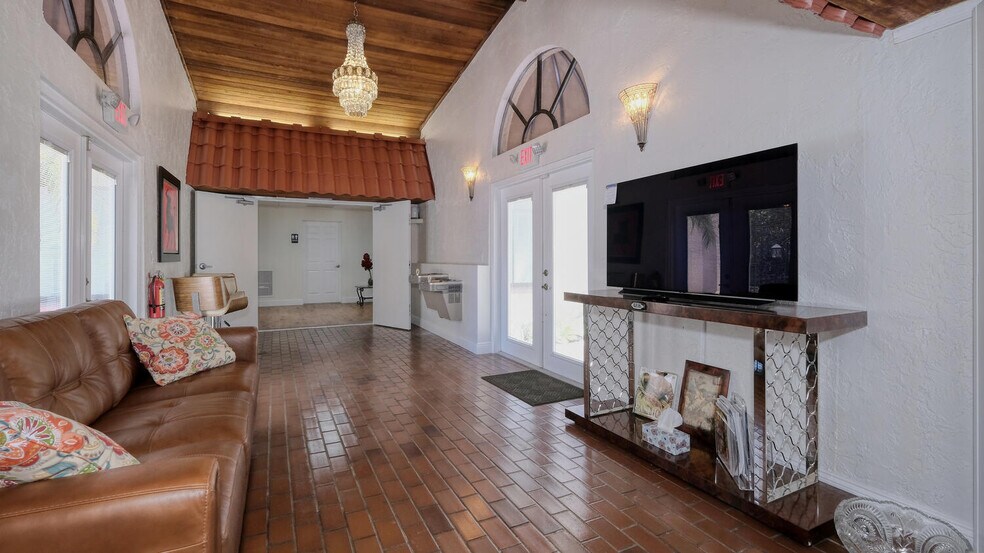 More Photos Of 2548-2550 First St, Fort Myers Loft Creative Space For Lease