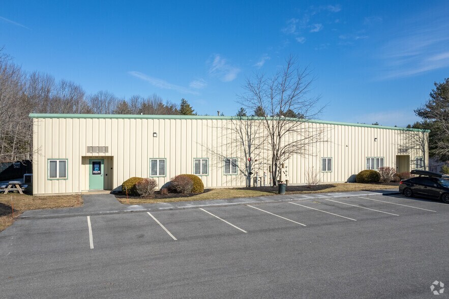 More Photos Of 35 Bradley Dr, Westbrook Warehouse For Lease