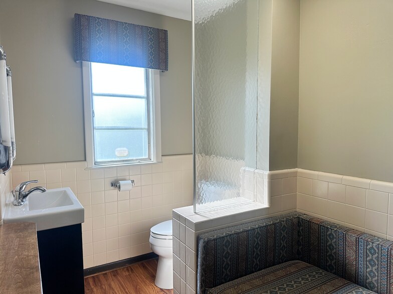 More Photos Of 2855 SE Kansas Pl, Topeka Veterinarian Kennel For Lease