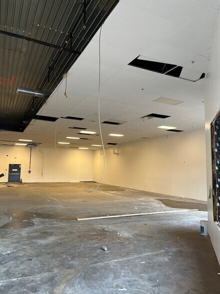 More Photos Of 1314-1360 Boul du Curé-Labelle, Blainville Storefront For Lease