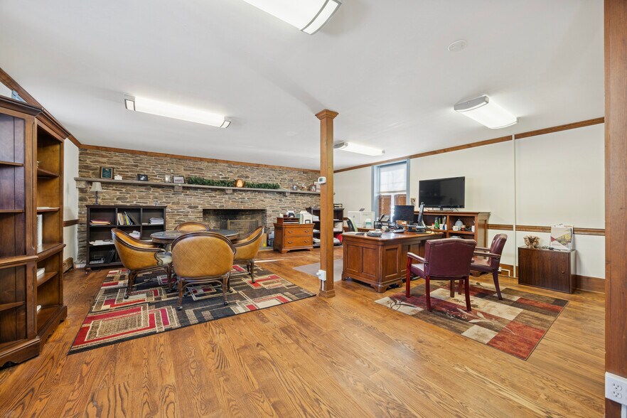 More Photos Of 46 Hilltown Pike, Line Lexington Office For Sale