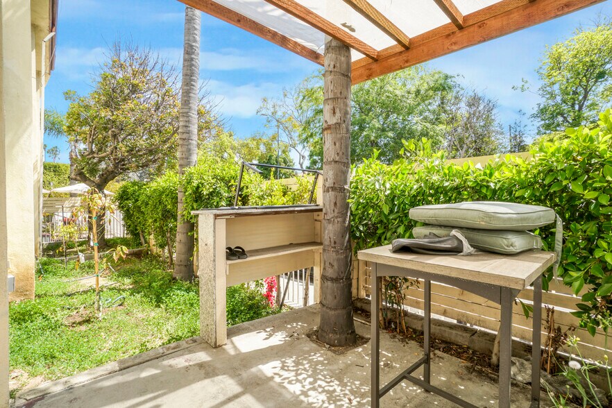 More Photos Of 2055 S Corning St, Los Angeles Apartments For Sale