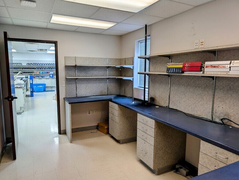 More Photos Of 6900 Sanger Ave, Waco Office For Sale