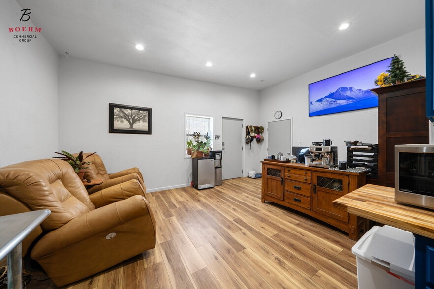 More Photos Of 9106 Highway 16, Pipe Creek Flex For Sale