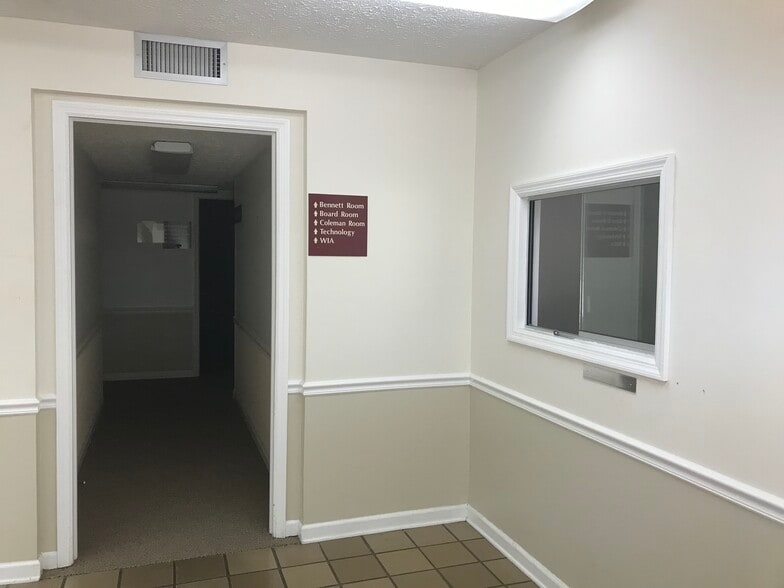 More Photos Of 1141 Cochran Hwy, Eastman Showroom For Sale