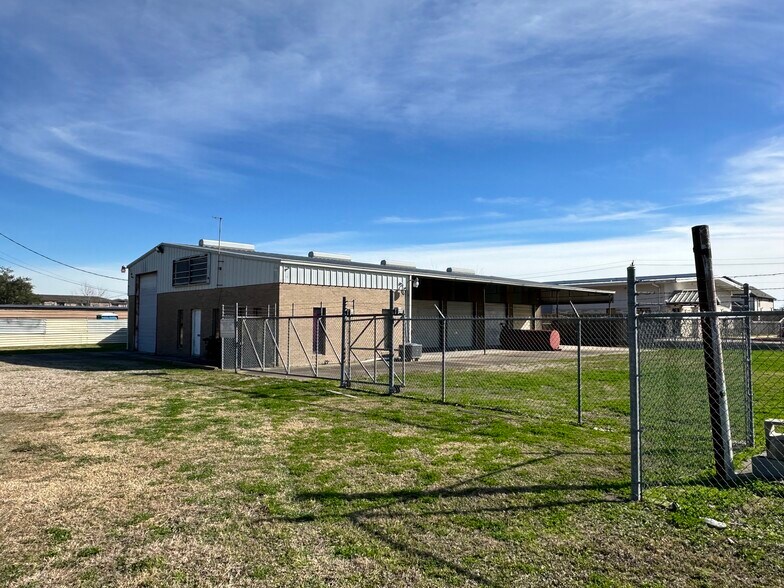 More Photos Of 3412 Lockheed St, Pearland Auto Salvage Facility For Sale