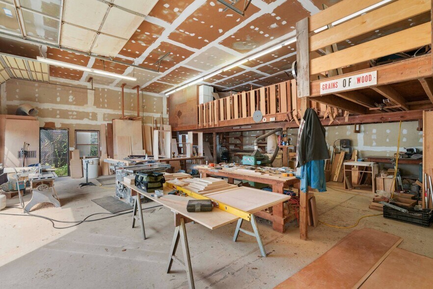 More Photos Of 30 Race Ln, East Hampton Office For Sale