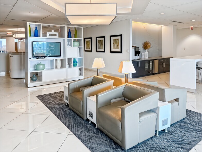 More Photos Of 915-939 W North Ave, Chicago Coworking Space