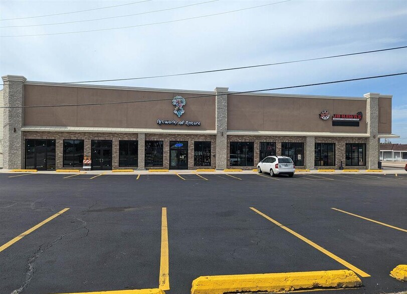 More Photos Of 208-216 N Main St, Creve Coeur Freestanding For Lease