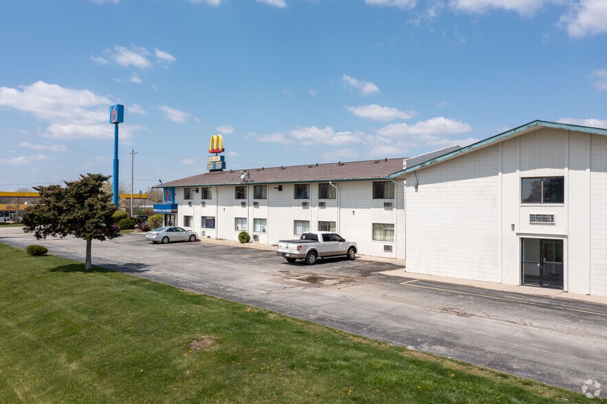 More Photos Of 1600 N Main St, Normal Hotel For Sale