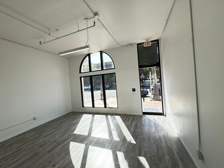 More Photos Of 909 Prospect St, La Jolla General Retail For Lease