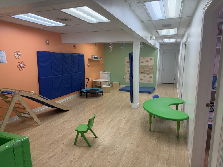 More Photos Of 304 Federal Rd, Brookfield Office For Sale