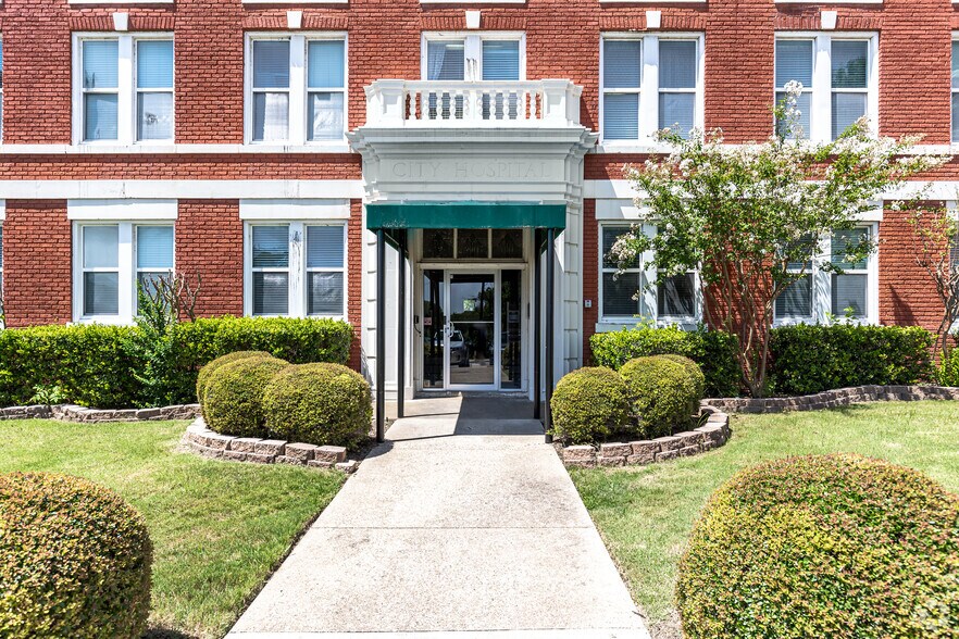 More Photos Of 808 S College St, McKinney Office For Sale