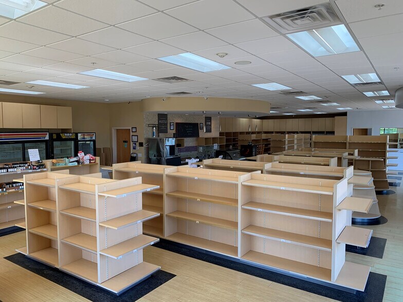 More Photos Of 2302-2320 Esplanade Dr, Algonquin Storefront For Lease