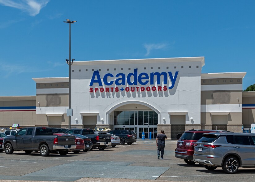 More Photos Of 1400-1420 N Loop 336 W, Conroe Department Store For Sale