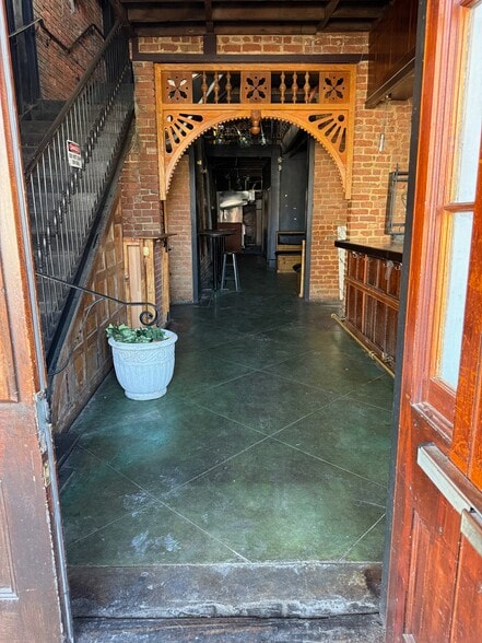 More Photos Of 1910 Magazine St, New Orleans Storefront Retail Residential For Lease