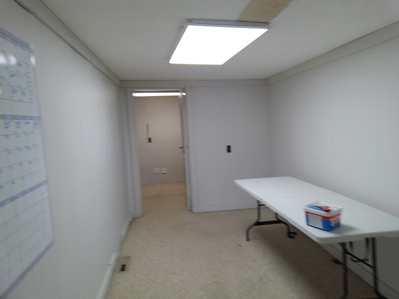 More Photos Of 106 S Anderson St, Elwood Storefront Retail Office For Lease