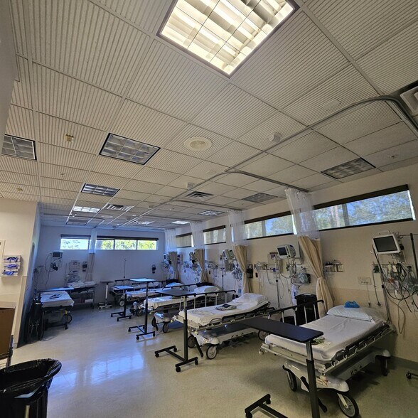 More Photos Of 12731 New Brittany Blvd, Fort Myers Office For Sale