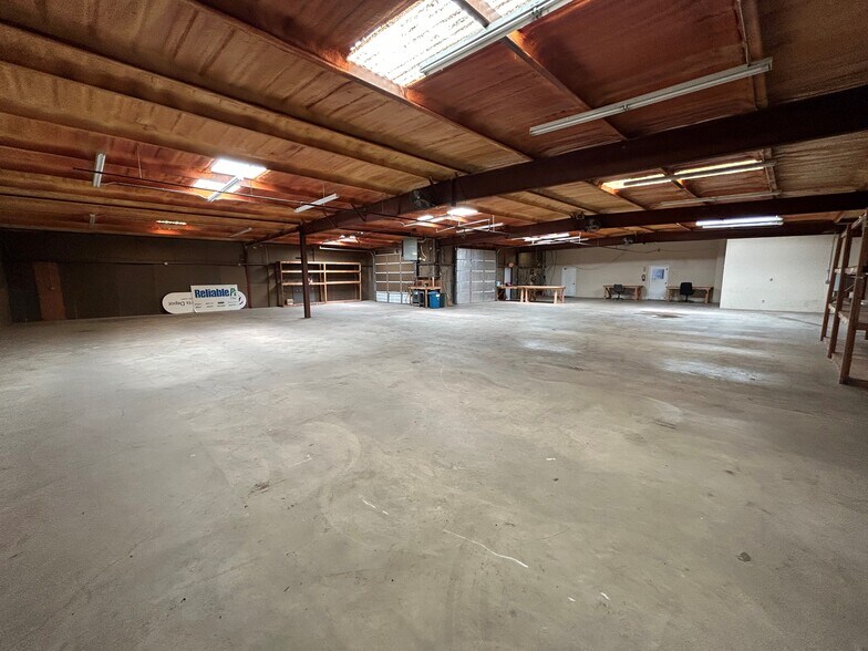 More Photos Of 7924 Carr St, Dallas Flex For Lease