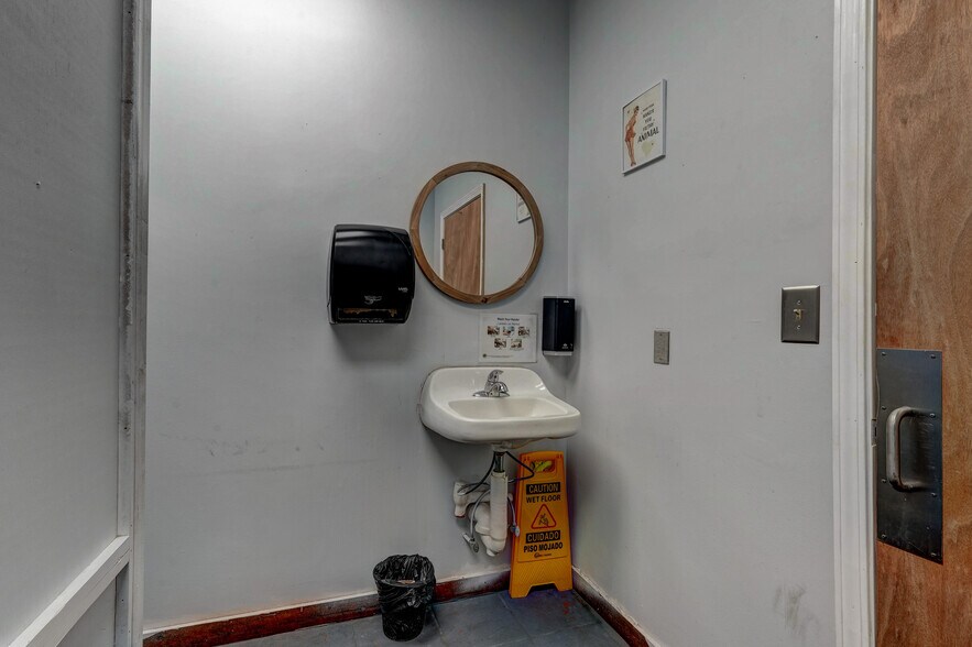 More Photos Of 247 W Kings Hwy, Eden Storefront Retail Office For Sale