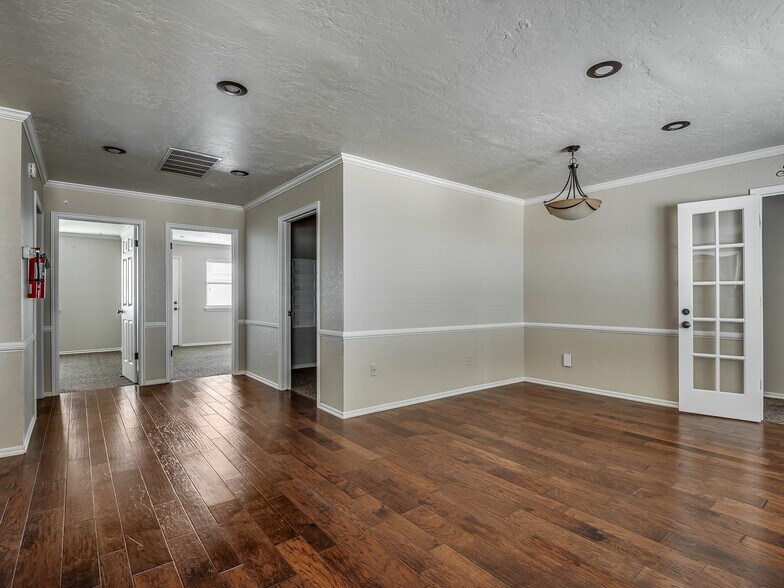 More Photos Of 525 Tower Dr, Moore Office For Lease