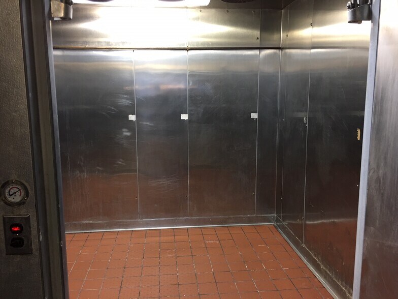 More Photos Of 800 W Walnut St, Watseka Fast Food For Lease