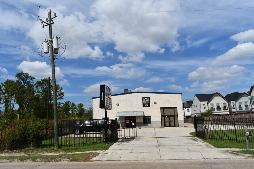 More Photos Of 2620 W Tidwell Rd, Houston Warehouse For Lease
