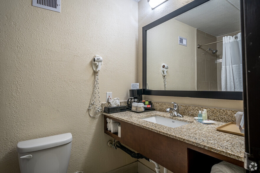 More Photos Of 925 Highway 332, Lake Jackson Hotel For Sale