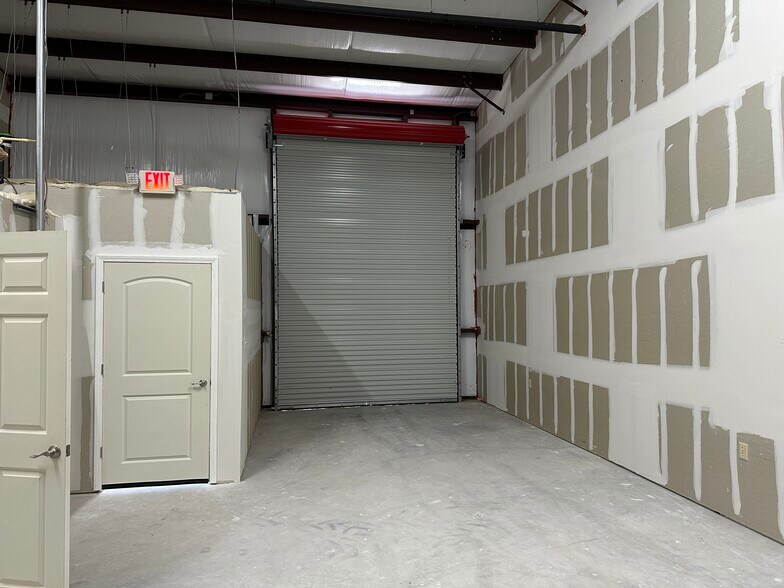 More Photos Of 9525 Boone, Houston Light Distribution For Lease