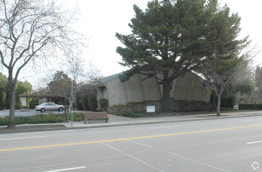 Primary Photo Of 3373 Middlefield Rd, Palo Alto Religious Facility For Lease